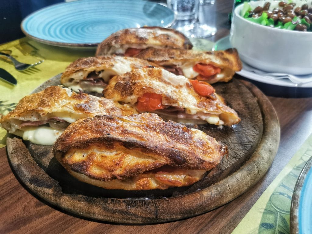 Ombolo v testu na leseni deski